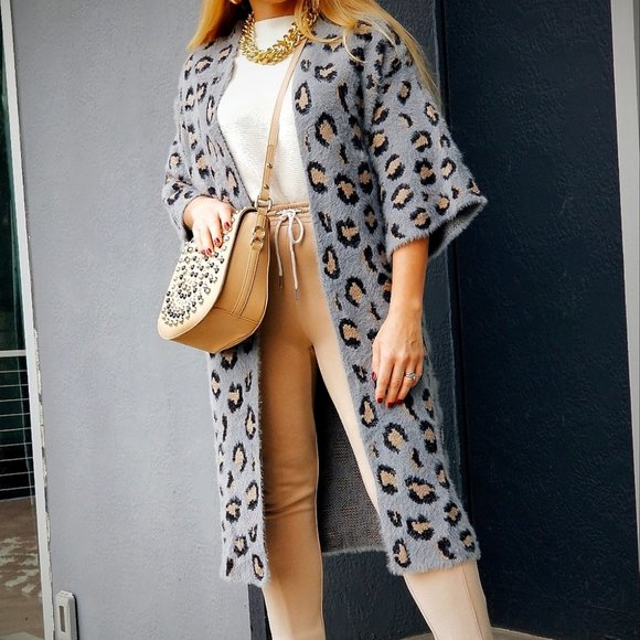 So soft leopard print Super Soft Fuzzy open front - Picture 5 of 7